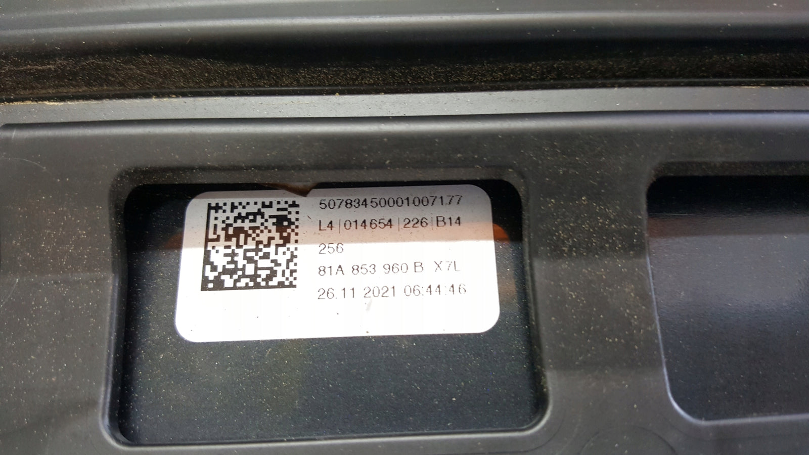 Listwa drzwi prawy przód AUDI Q2 81A853960B demontaż