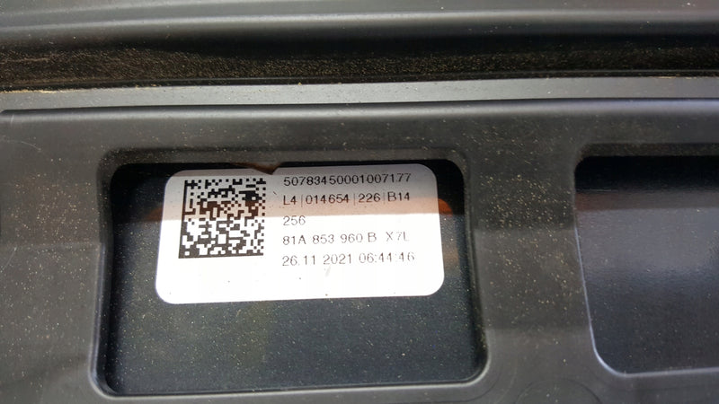 Listwa drzwi prawy przód AUDI Q2 81A853960B demontaż