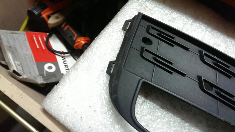 Atrapa ramka halogenu lewa SEAT LEON 5F0853665G