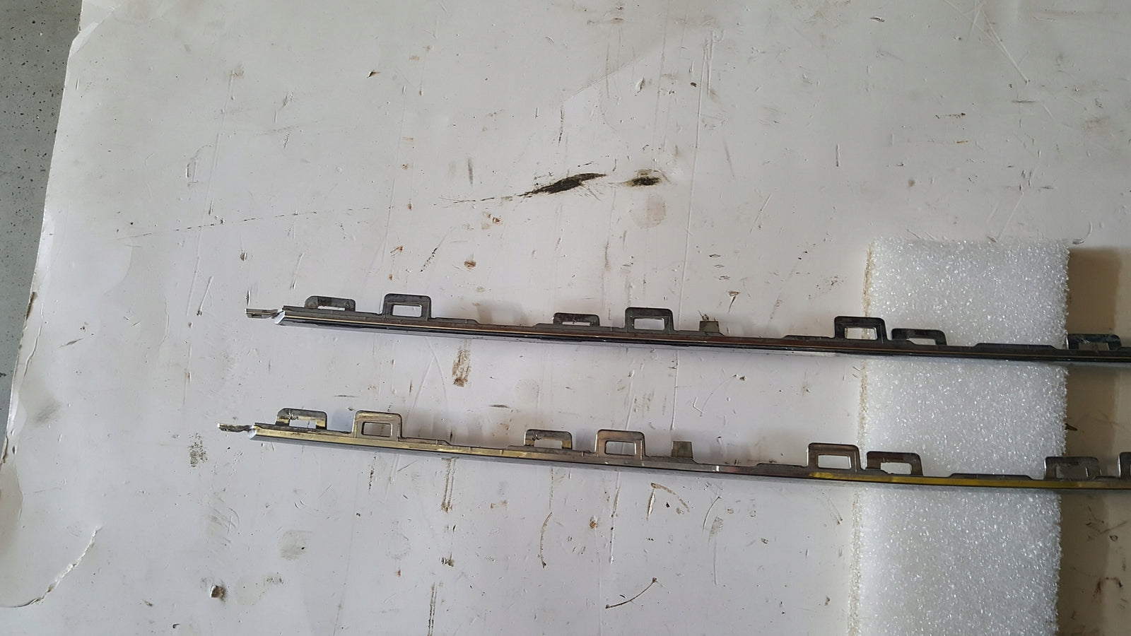 Listwa chrom zderzaka tylnego VW PASSAT (B8) 3G0853835 demontaż