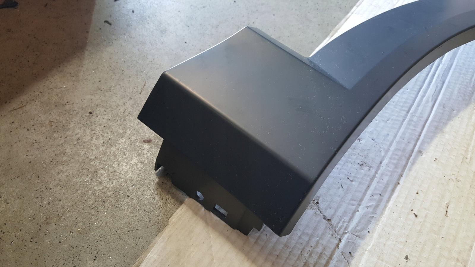 Listwa błotnika prawy przód AUDI E-TRON 4KE853718