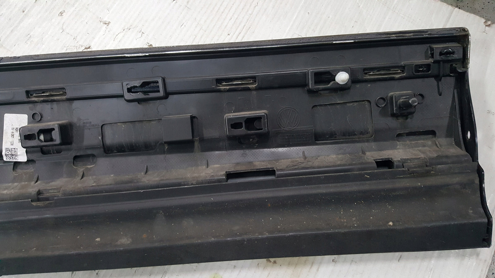 Listwa drzwi lewy przód VW TOUAREG III 760854939E demontaż