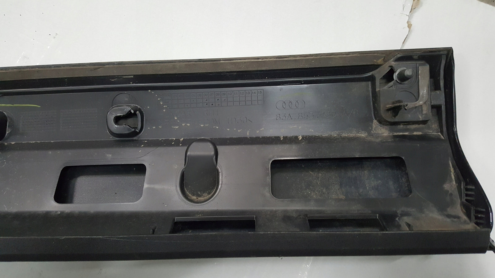 Listwa drzwi prawy przód AUDI Q3 II 83A853960A/B