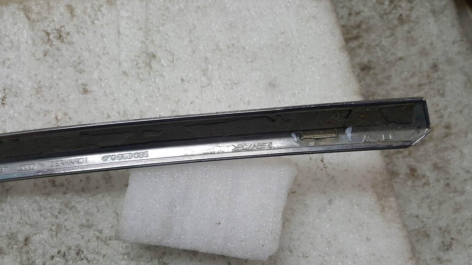 AUDI A6 C6 LIFT 08- OZDOBNA LISTWA CHROM ZDERZAKA PRZÓD LEWA 4F0853065