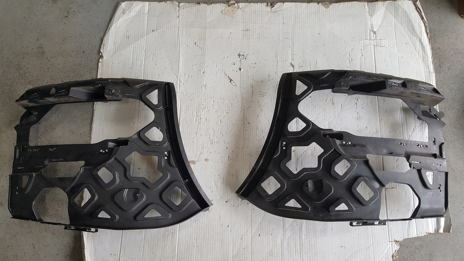 Ślizgi zderzaka przedniego VW CADDY 2K5807723 2K5807724 demontaż