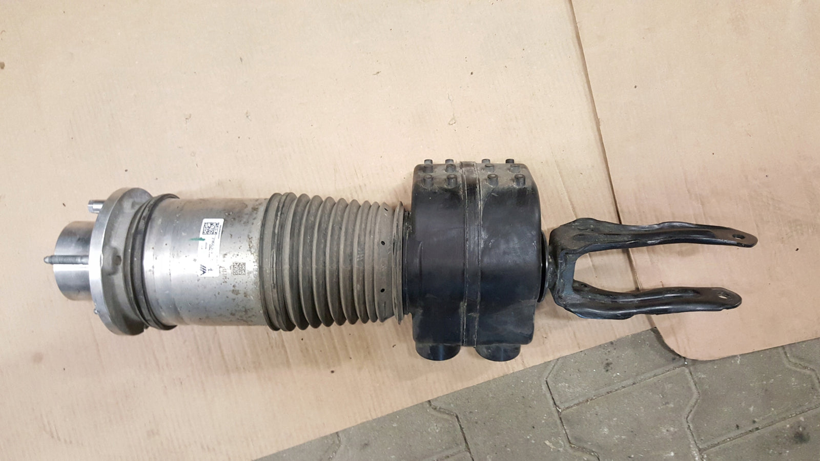 Amortyzator prawy przód PORSCHE TAYCAN 9J1616038E demontaż