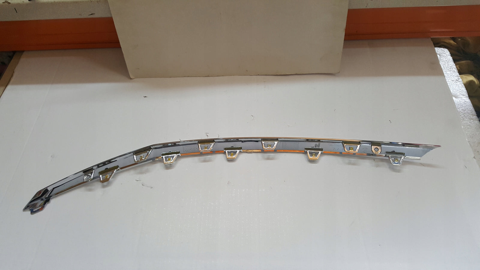 NOWA ORYGINALNA listwa chrom grilla przód prawa strona VW T6 7LA853764