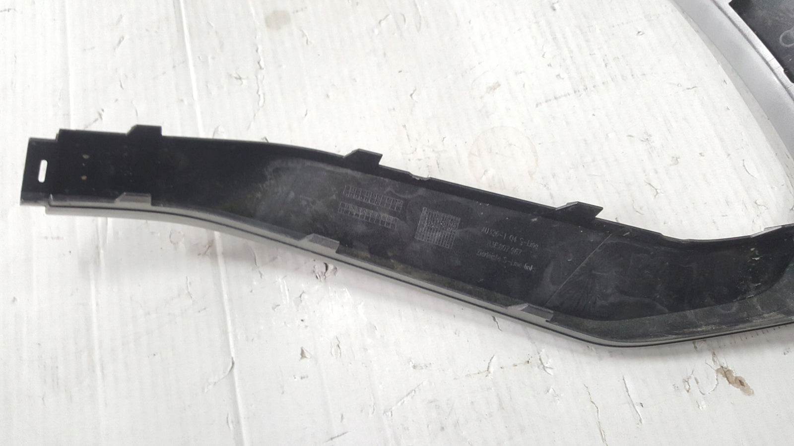 Listwa zderzaka tylnego lewa strona AUDI Q3 83F807967 demontaż