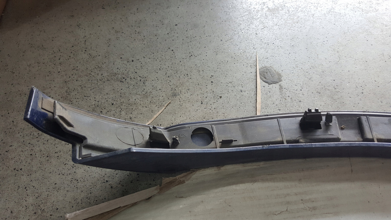 Listwa błotnika prawy przód AUDI Q5 80A853718F demontaż