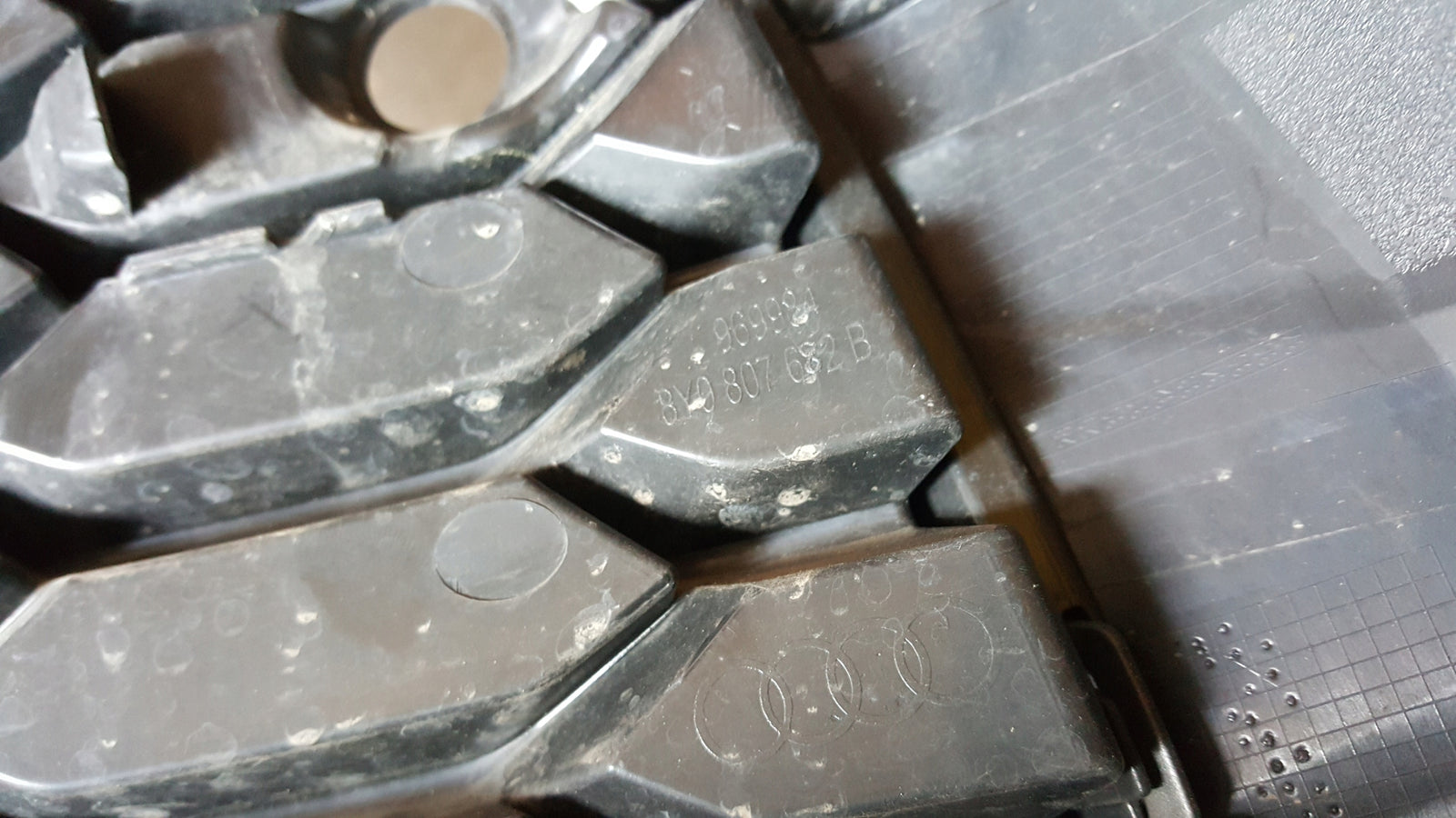 Kratki zderzaka przedniego AUDI A3 8Y0807681B/682B