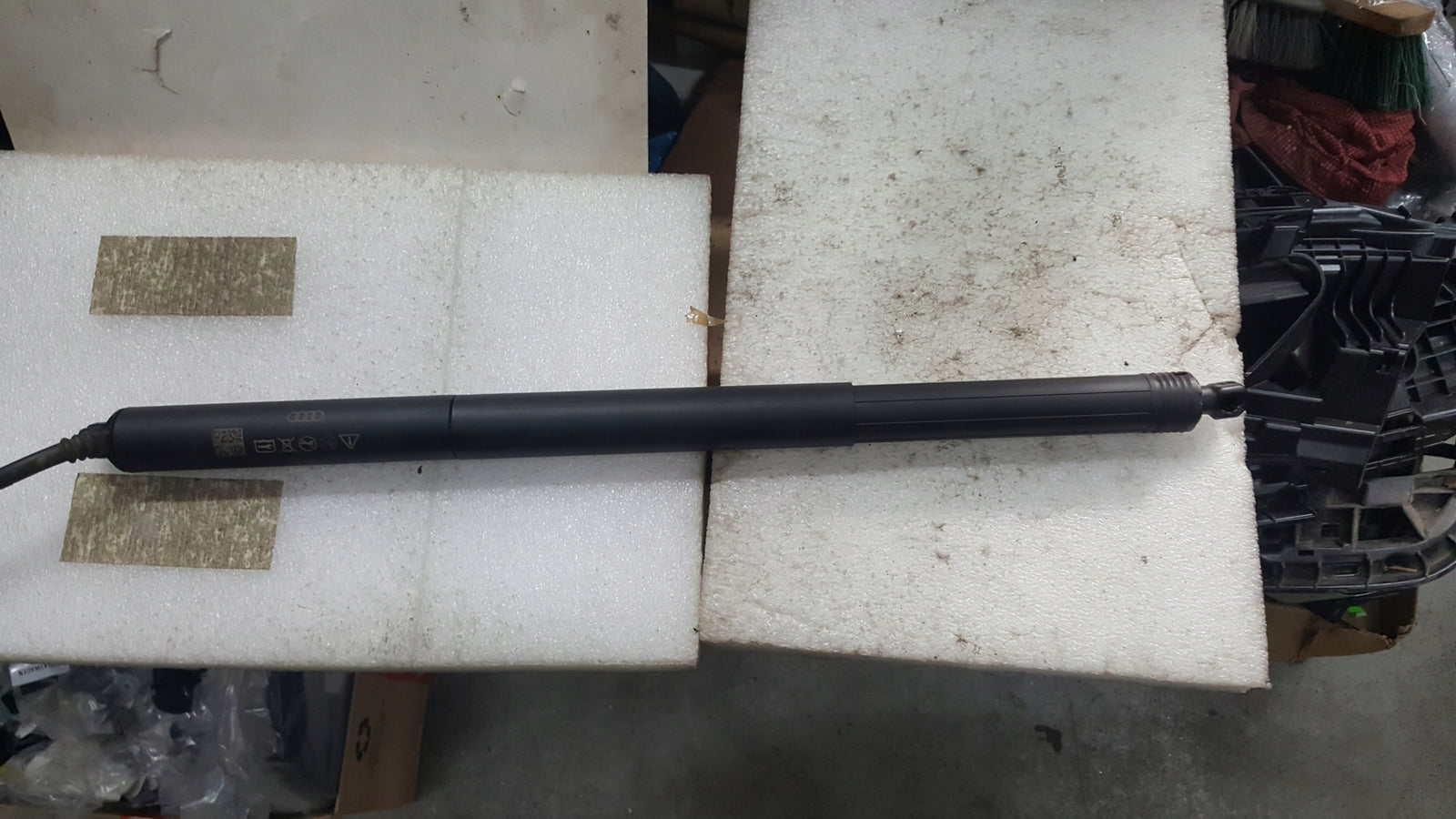 SIŁOWNIK KLAPY BAGAŻNIKA AUDI Q2 16- 81A827851C