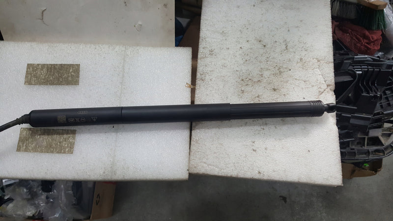 SIŁOWNIK KLAPY BAGAŻNIKA AUDI Q2 16- 81A827851C