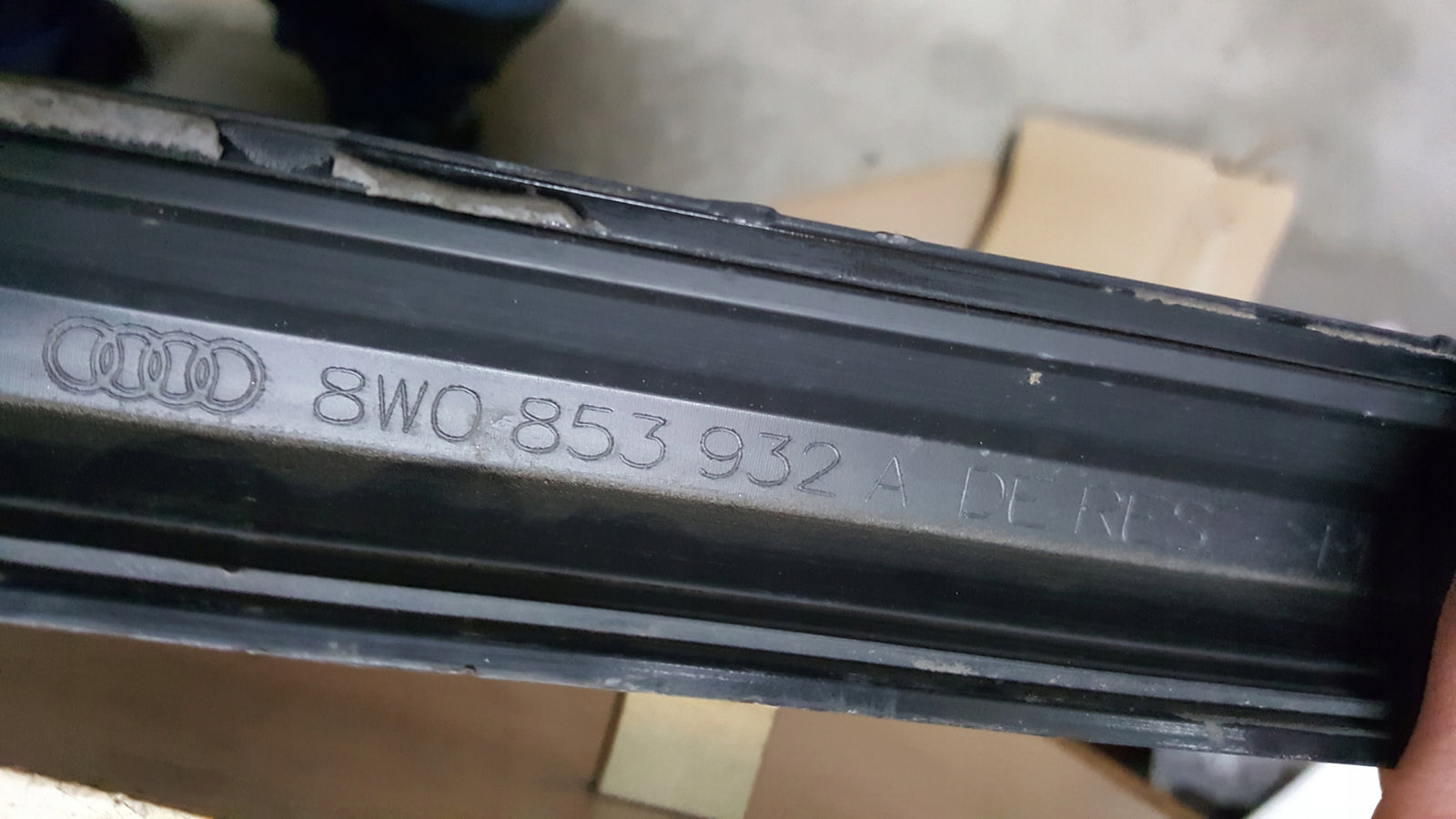 Listwa progowa prawa strona AUDI A4 (B9) 8W0853932A demontaż
