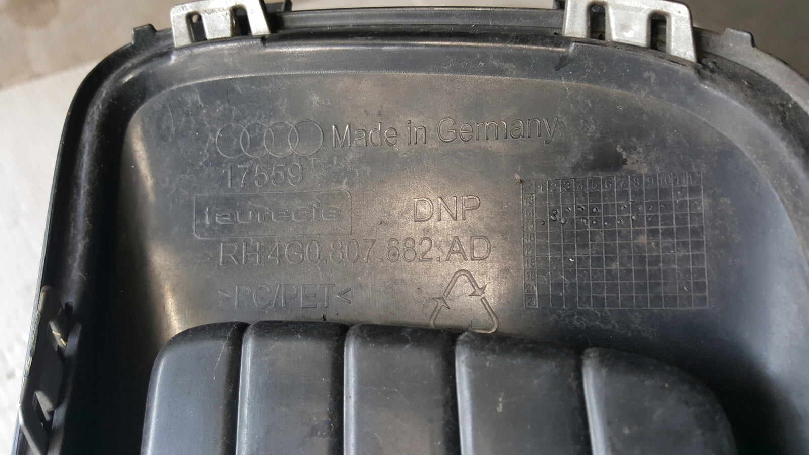 Kratka zderzaka przedniego prawa strona AUDI A6 (C7) 4G0807682AD demontaż
