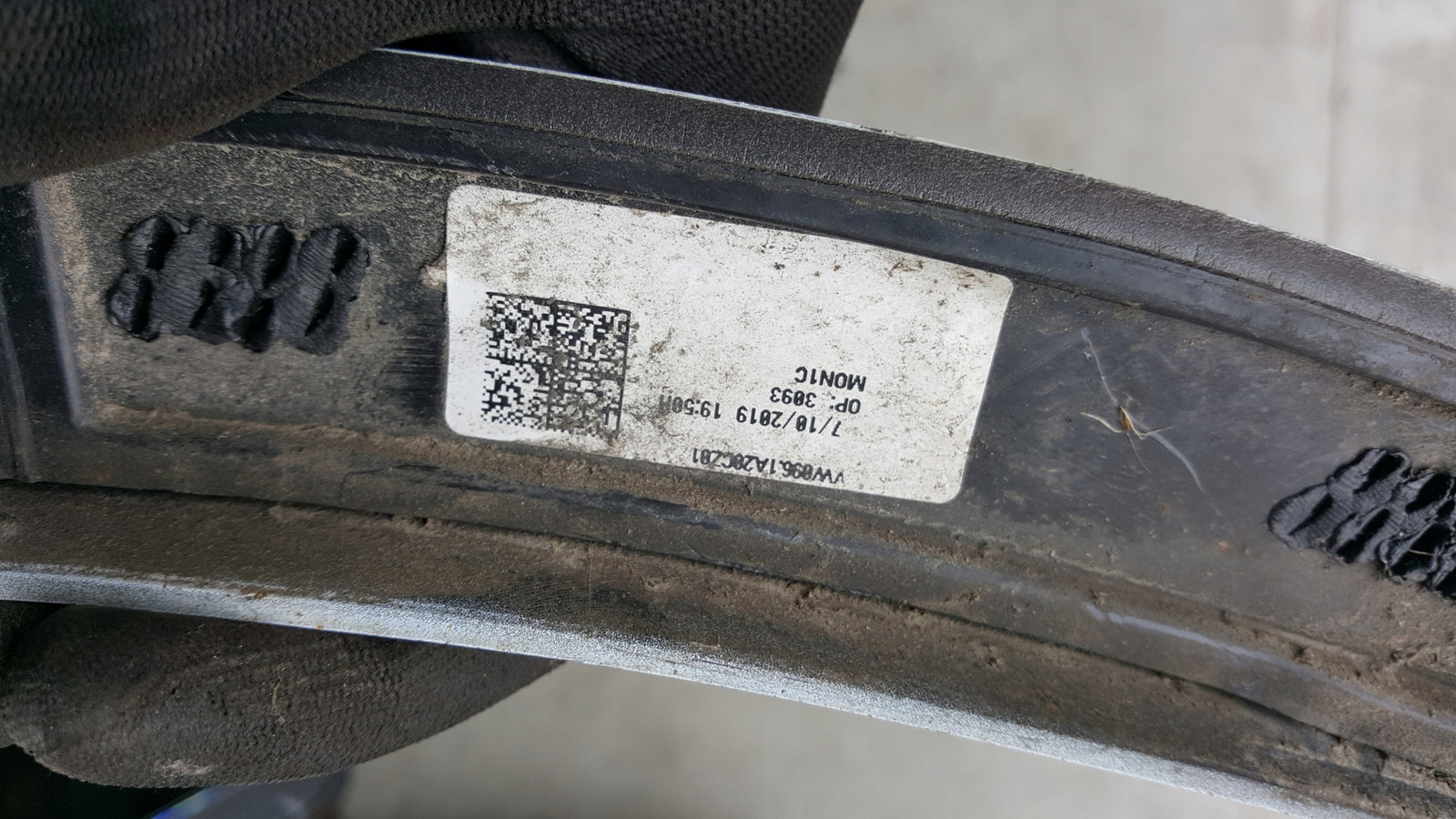 Listwa błotnika prawy tył VW TOUAREG 3 760853818D