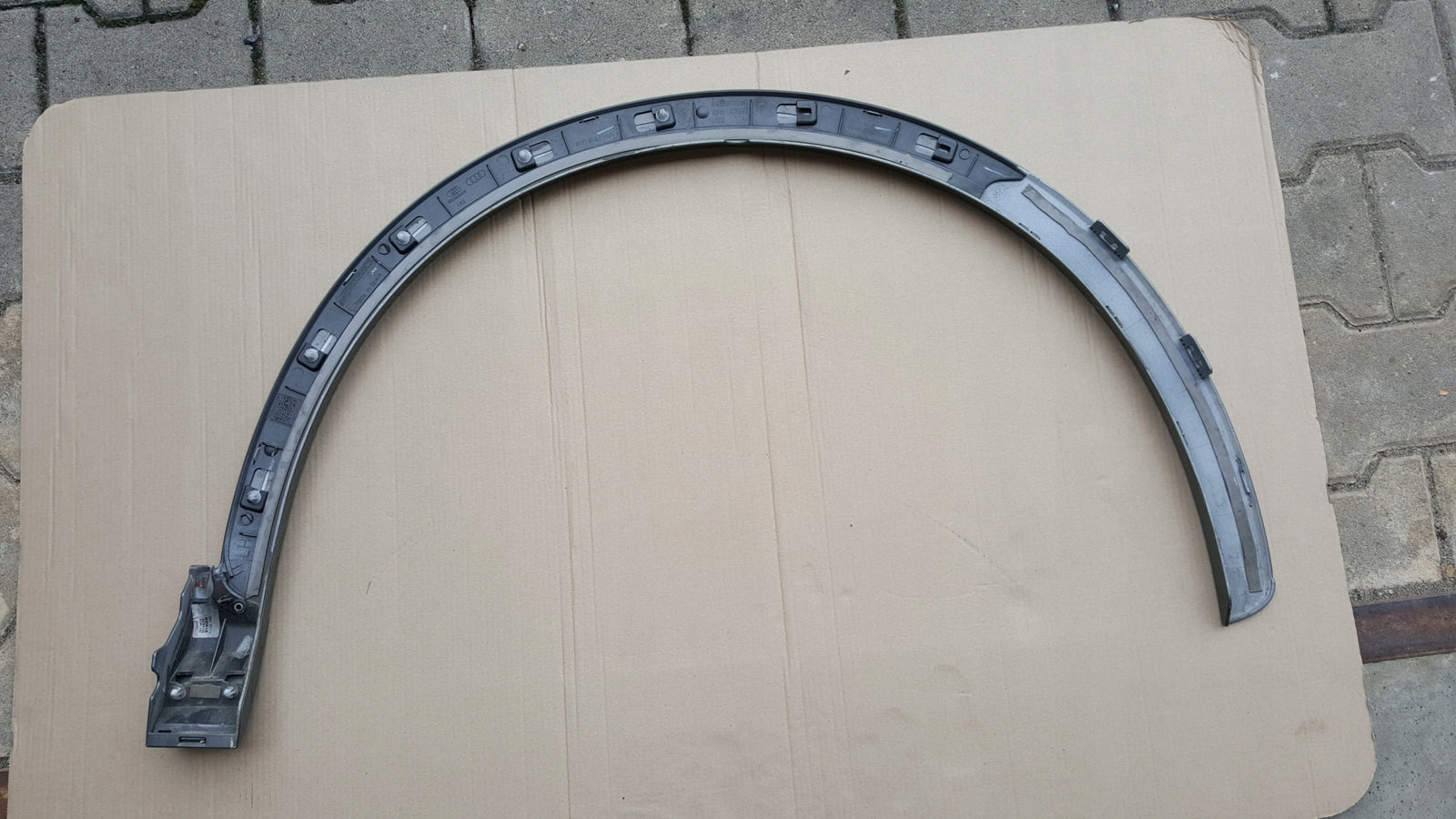 Listwa przednia lewa AUDI Q3 I 8U0 przód lewy 8U0853717A