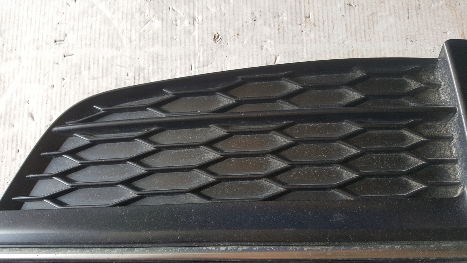 Kratka zderzaka LE przód AUDI A5 S-LINE 8W6807681F