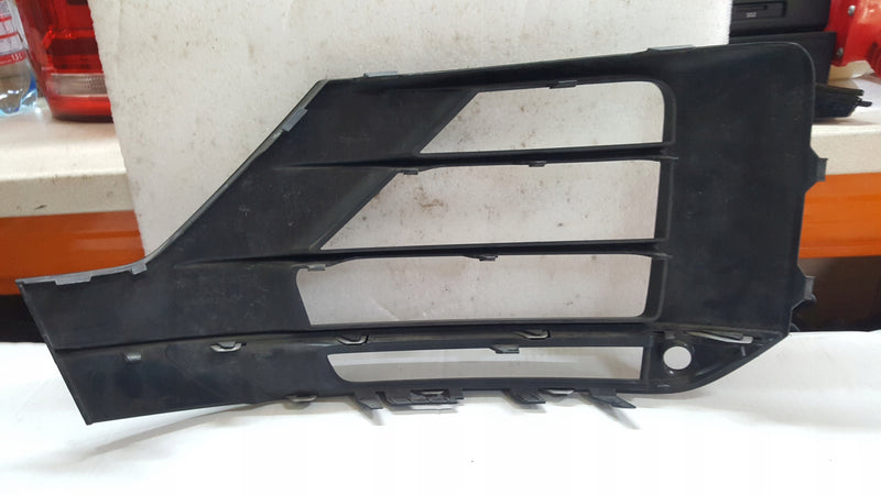 Kratka zderzaka prawy przód AUDI Q2 81A807682J demontaż
