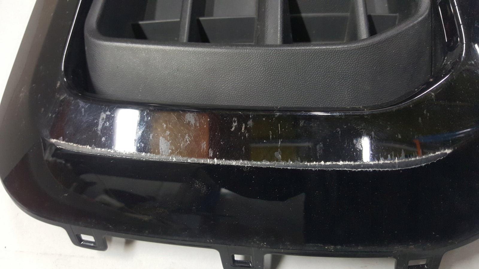 Kratka zderzaka prawy przód VW TOUAREG III 760853666F 760853664A demontaż