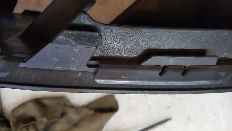 Kratka zderzaka prawy przód AUDI A3 S3 8V3807682L demontaż