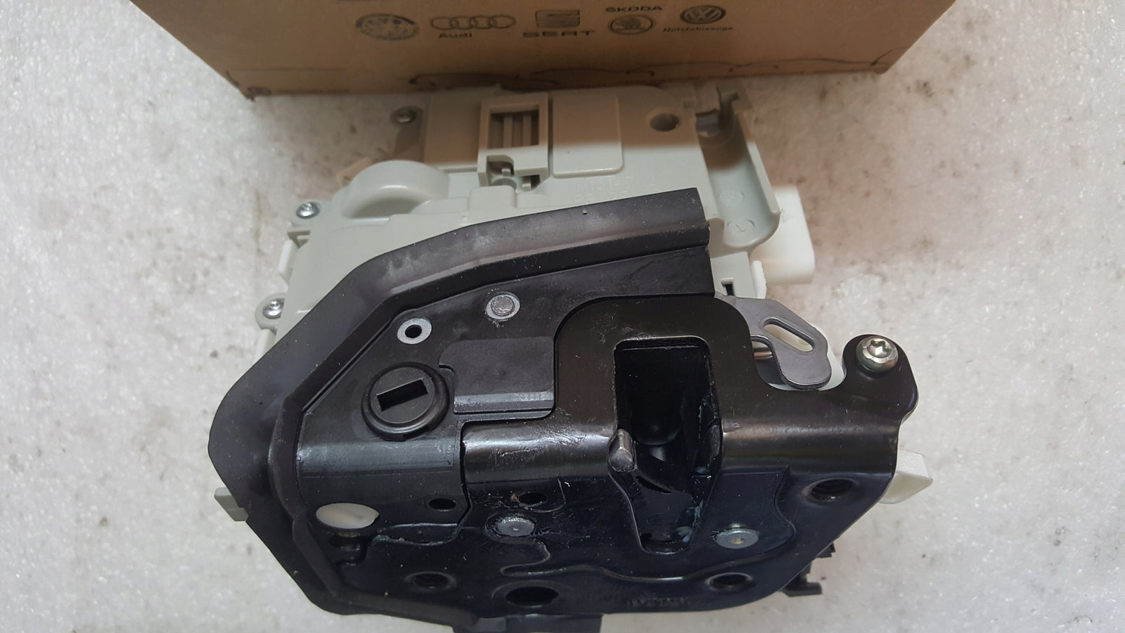 NOWY ORYGINALNY lewy zamek drzwi AUDI A1 A4 (B9) A5 Q5 RS4 RS5 8X0839015E