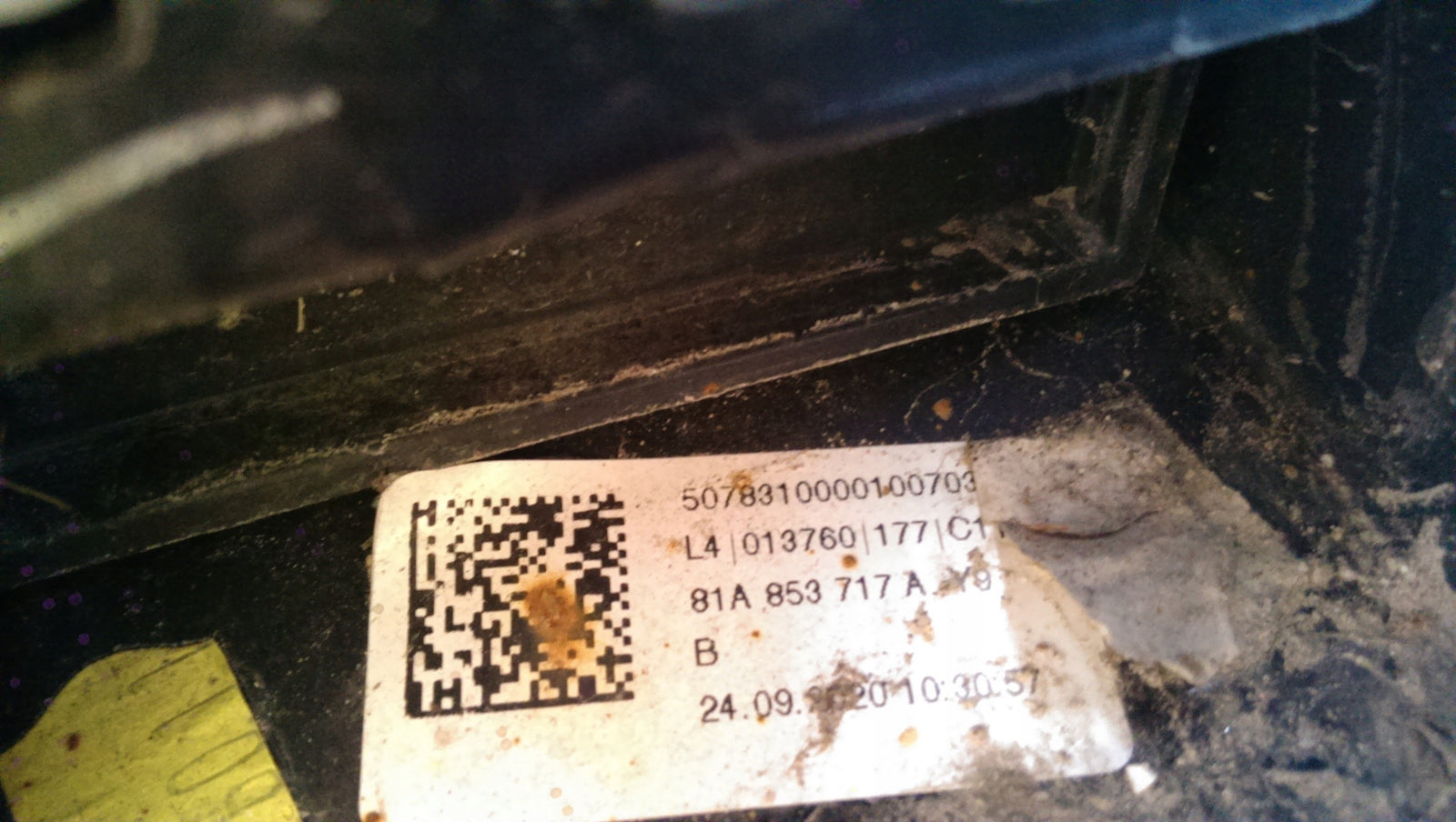 Listwa błotnika lewy przód AUDI Q2 81A853717A