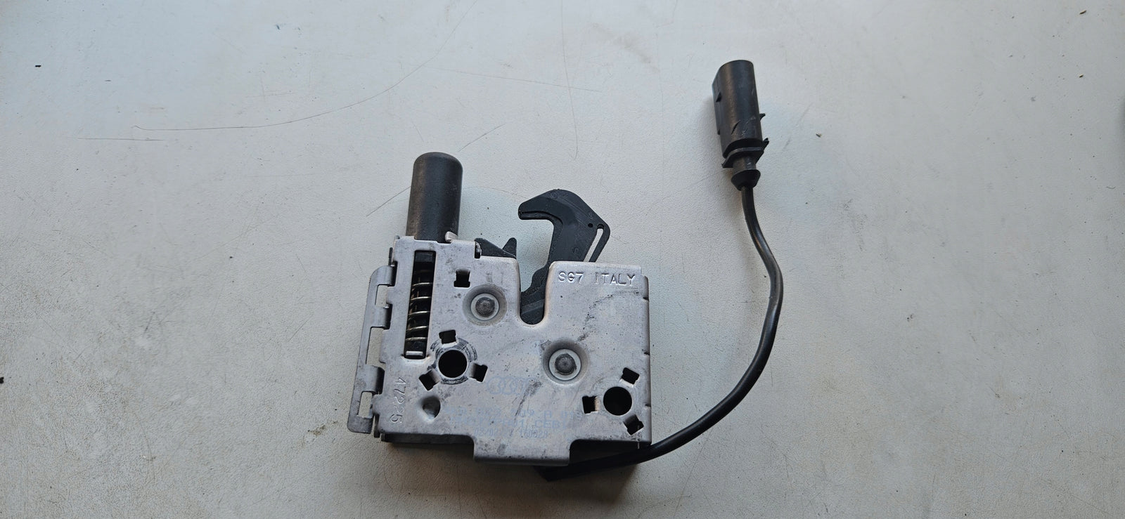 Zamek maski AUDI A6 C8 4K0823509A demontaż oryginał