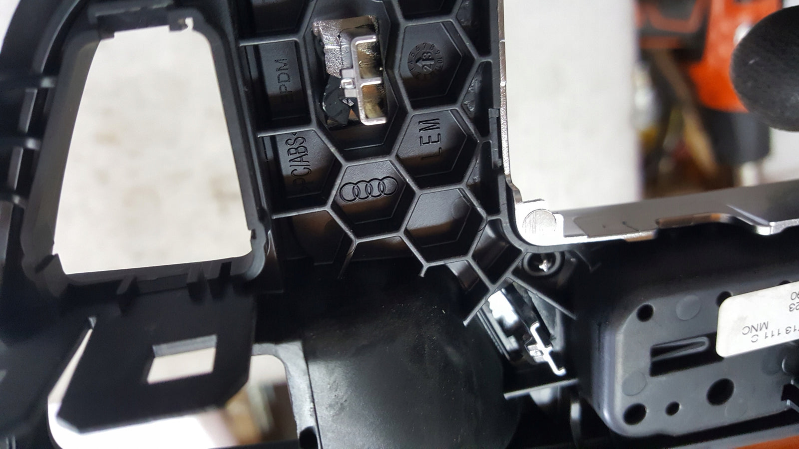 Ramka panel biegów AUDI A4 (B9) A5 8W1713111C demontaż