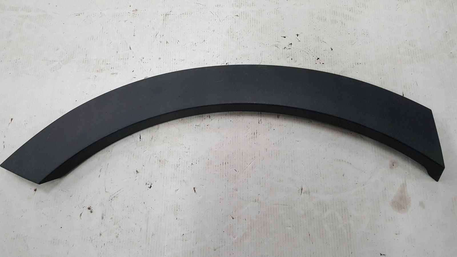 Listwa błotnika prawy tył AUDI E-TRON 4KE853818