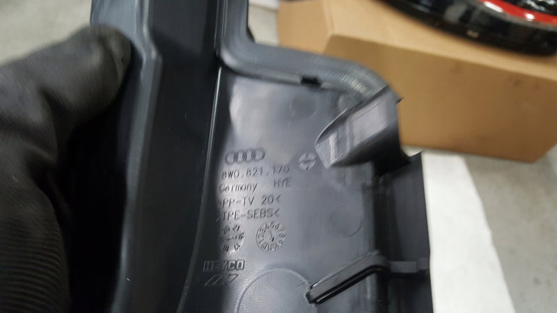Nakładka błotnika prawy przód AUDI A4 B9 8W0821170