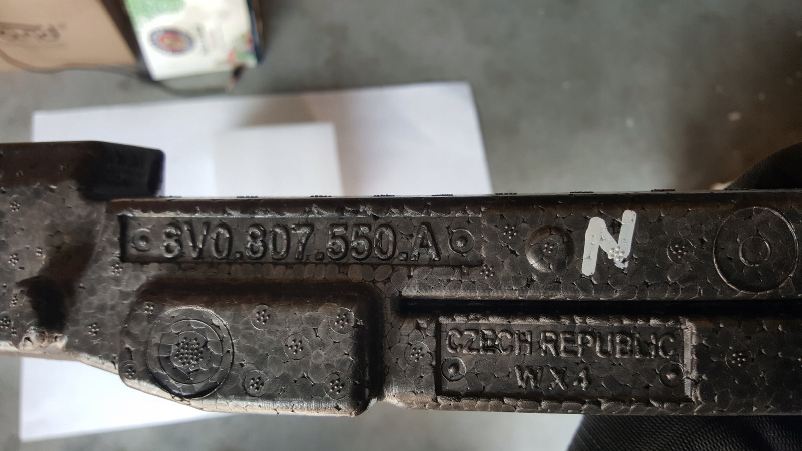 NOWY ORYGINALNY absorber zderzaka przedniego AUDI A3 8V0807550A