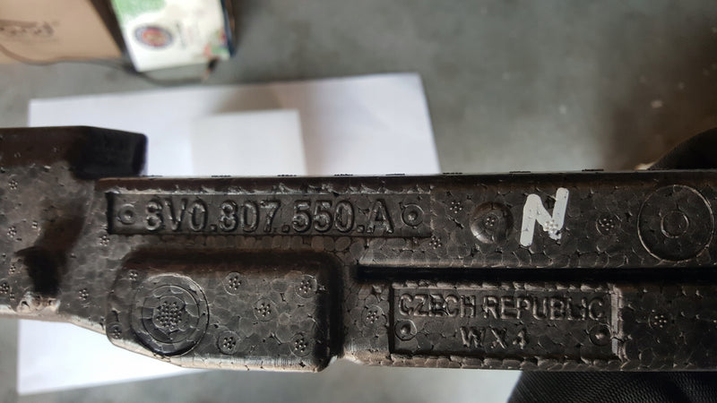 NOWY ORYGINALNY absorber zderzaka przedniego AUDI A3 8V0807550A