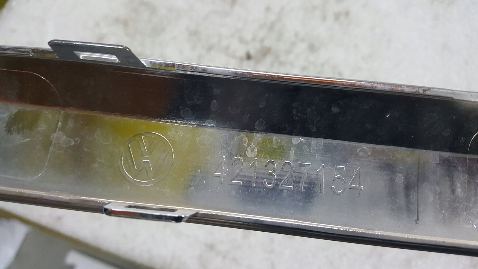 Listwa chrom zderzaka tylnego prawa strona VW TOUAREG 760853842 demontaż