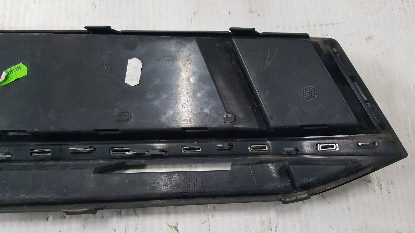 Kratka zderzaka lewy przód AUDI A4 S4 B9 8W0807681K demontaż