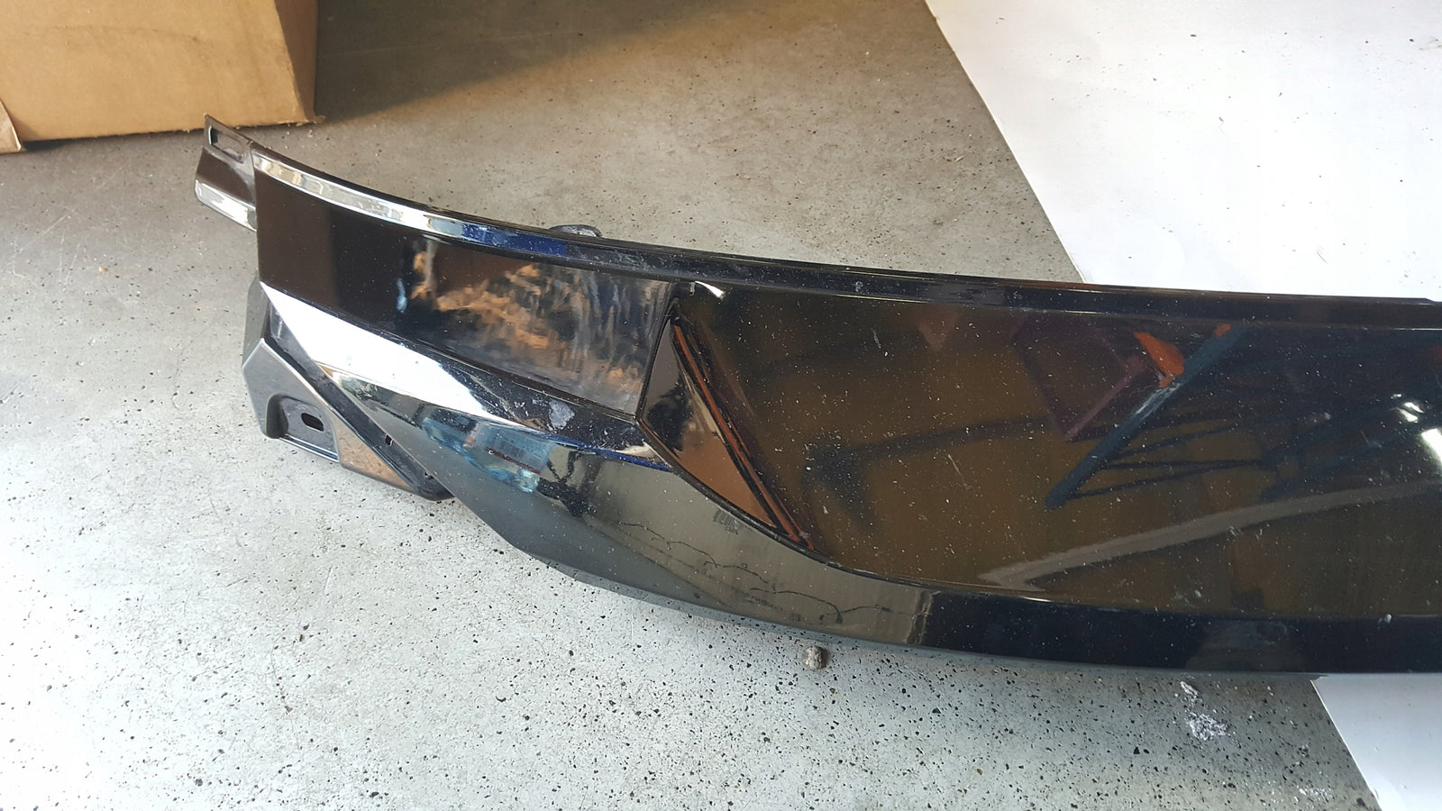 Dokładka spoiler zderzaka przedniego AUDI E-TRON 4KE807733A demontaż