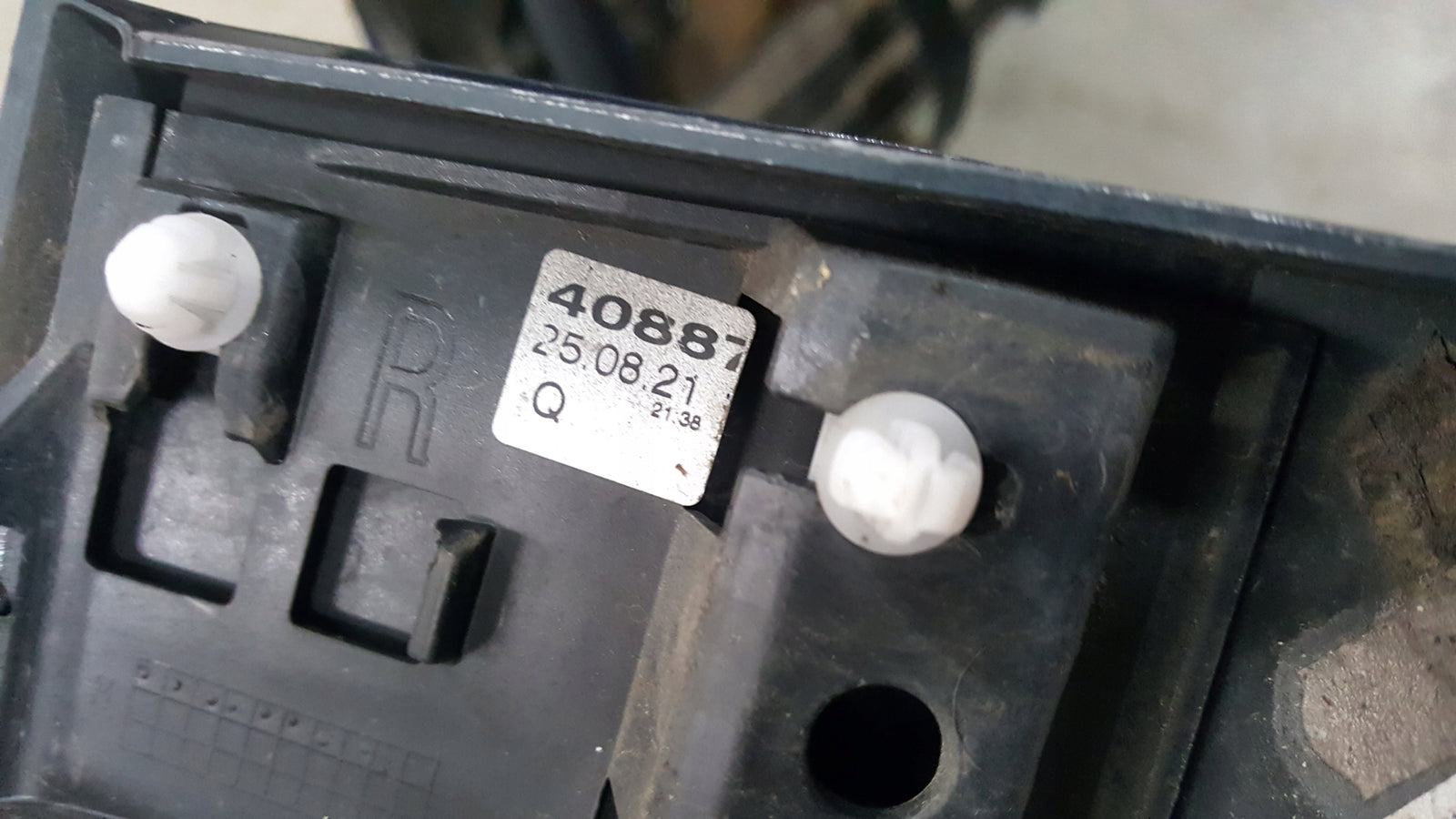 Listwa błotnika prawy przód AUDI Q2 81A853718A demontaż