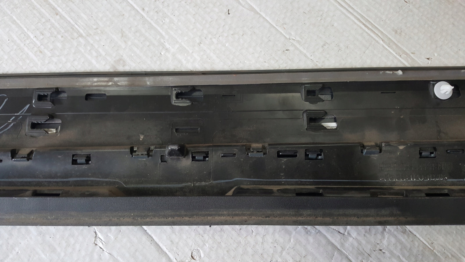 Listwa drzwi prawy przód AUDI Q5 80A853960A demontaż
