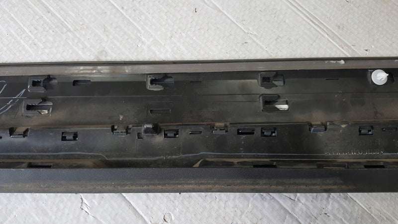 Listwa drzwi prawy przód AUDI Q5 80A853960A demontaż