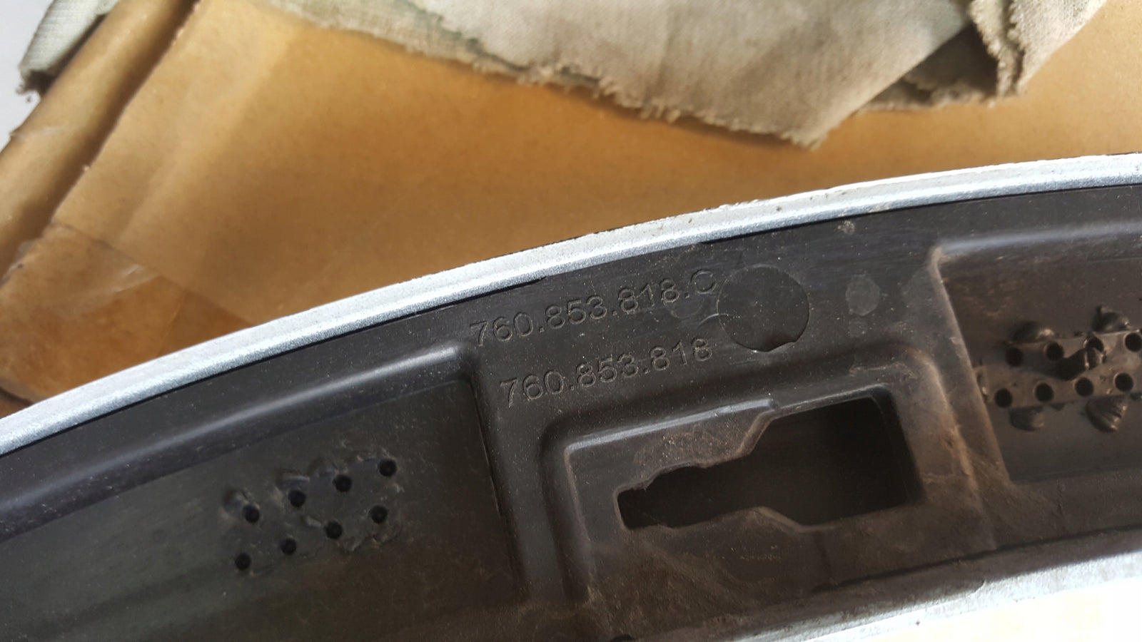 Listwa błotnika prawy tył VW TOUAREG 3 760853818C demontaż