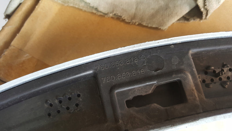 Listwa błotnika prawy tył VW TOUAREG 3 760853818C demontaż