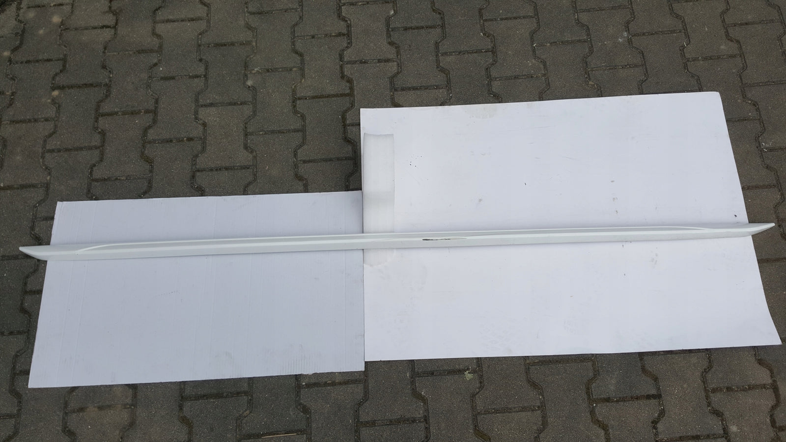 Listwa progowa prawa strona AUDI A4 (B9) 8W0853932A demontaż