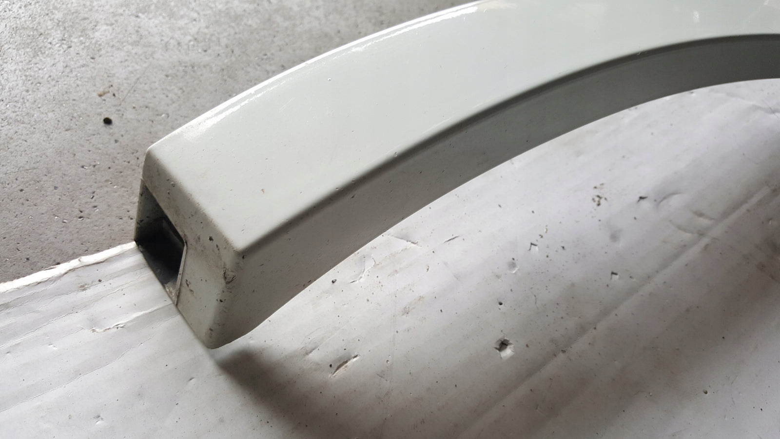 Listwa błotnika prawy tył VW TOUAREG 3 760853818C