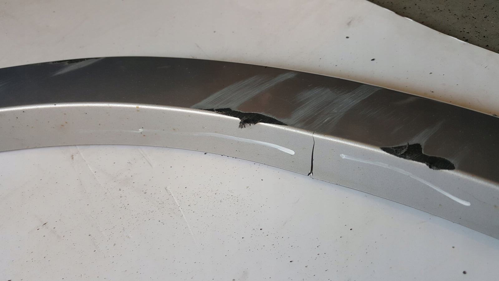 Listwa błotnika prawy przód AUDI Q3 8U0853718A demontaż