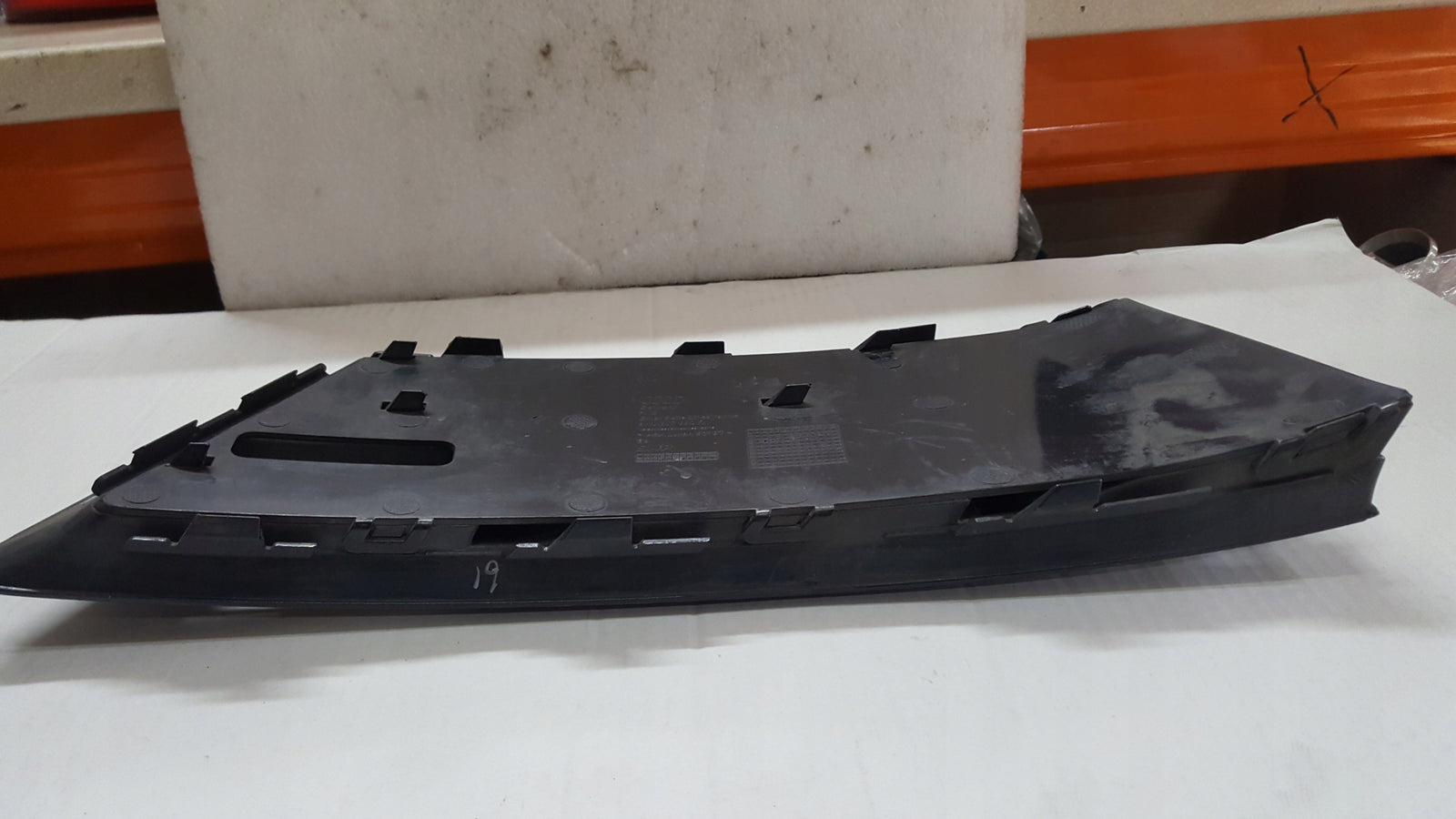 Kratka zderzaka przedniego prawa strona AUDI A4 (B9) 8W0807682R demontaż