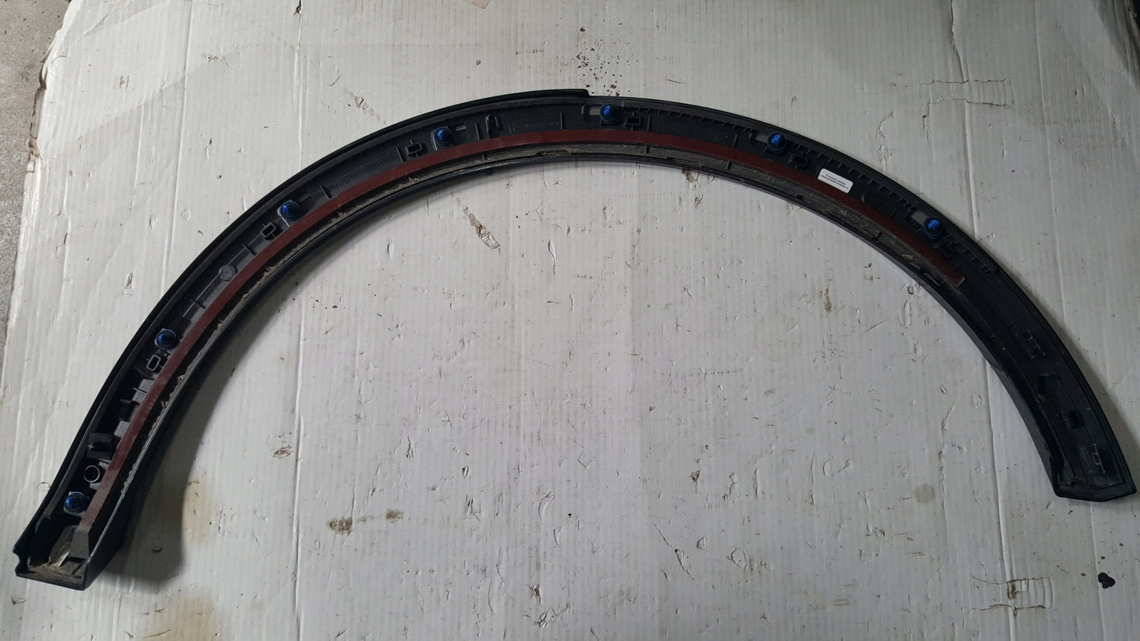 Listwa błotnika prawy tył AUDI Q2 81A853818A demontaż