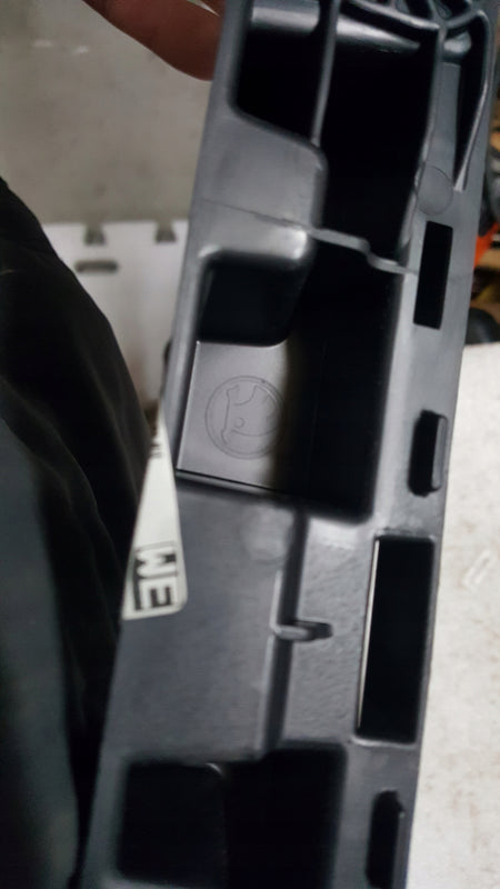 NOWY ORYGINALNY ślizg zderzaka tylnego SKODA OCTAVIA IV kombi 5E7807863