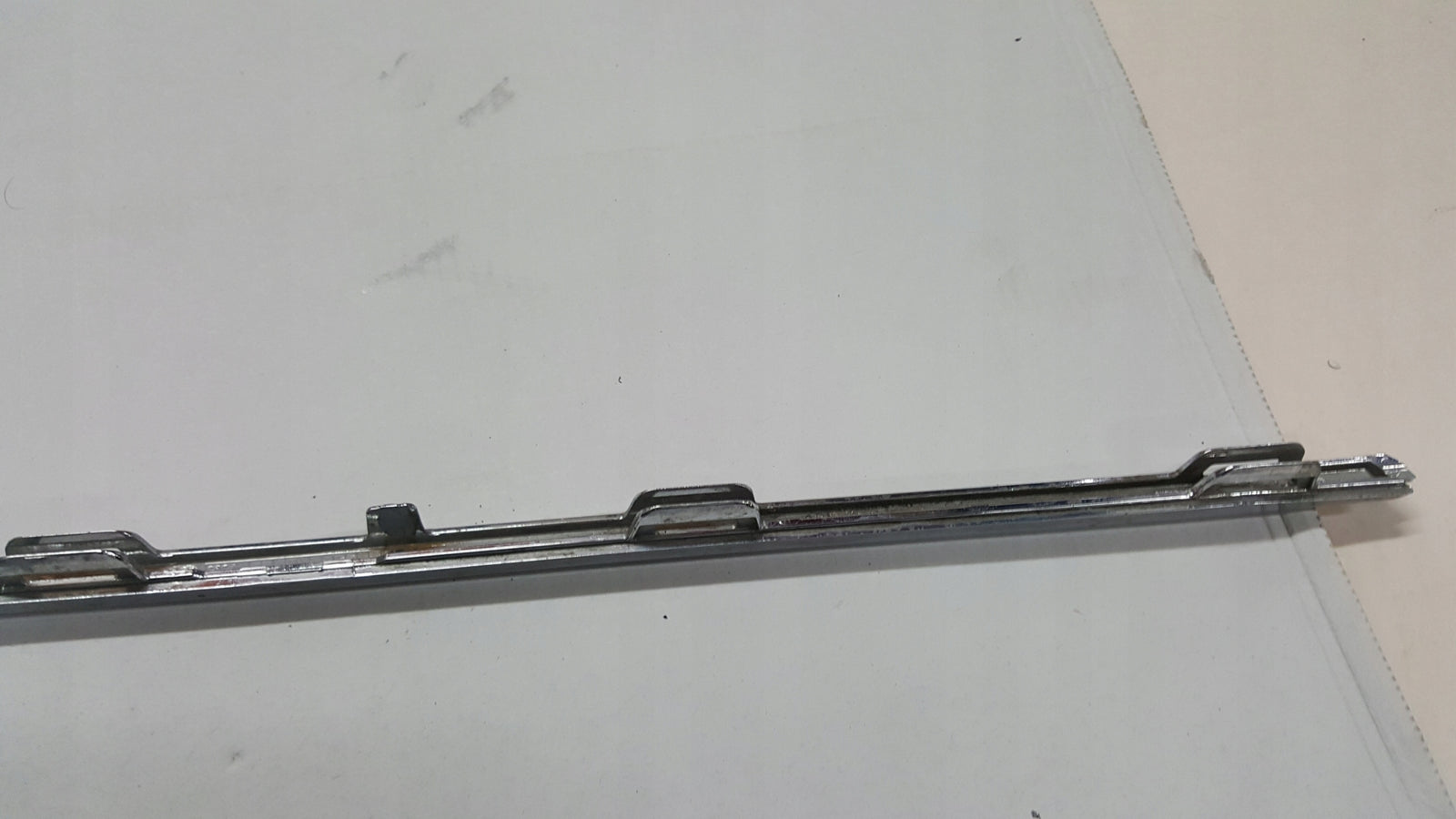 Listwa chrom zderzaka tylnego VW GOLF VII GOLF SPORTSVAN 5G6853333 demontaż