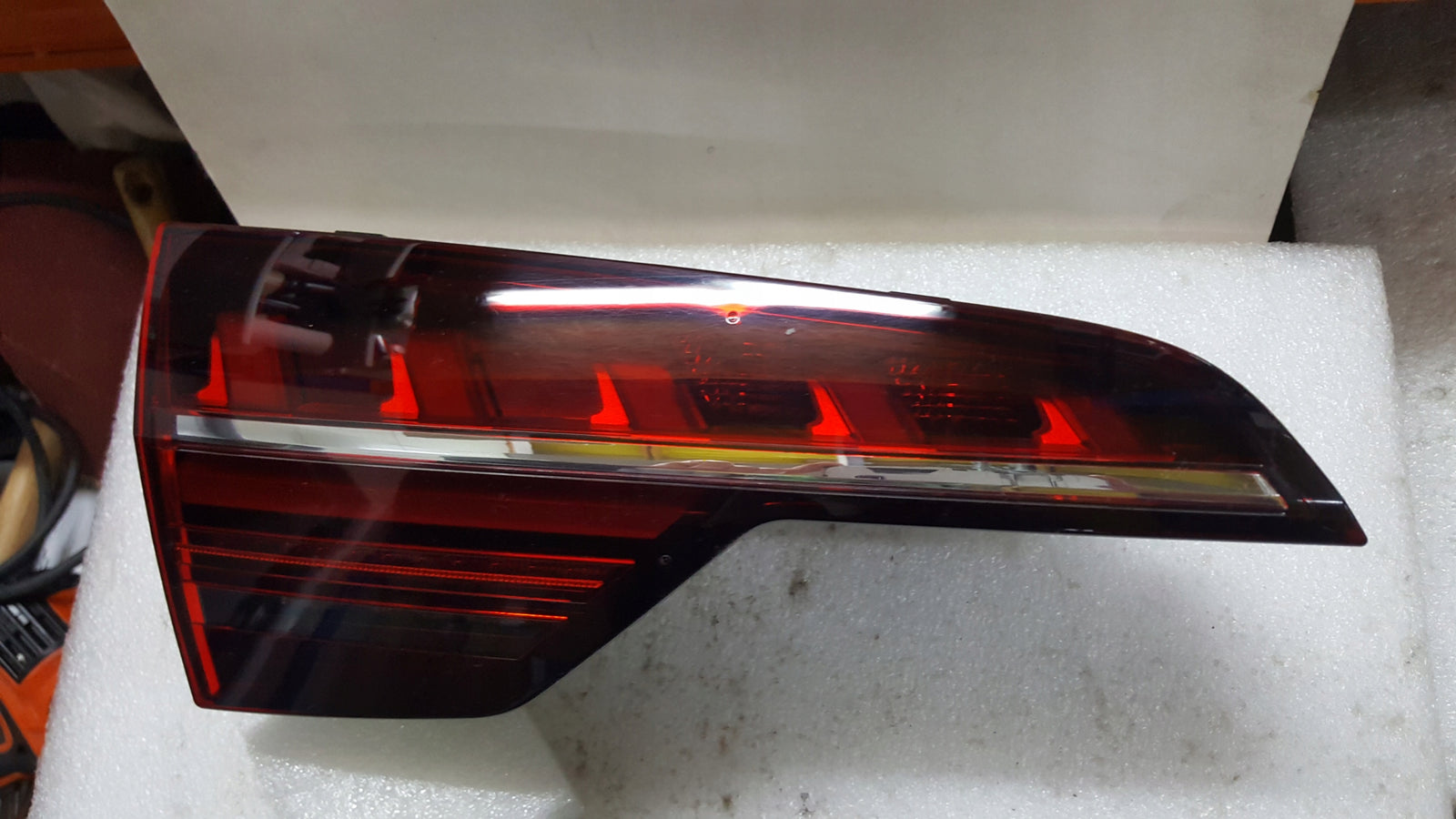 Lampa LED w klapę lewy tył AUDI A4 (B9) kombi LIFT 8W9945093AC