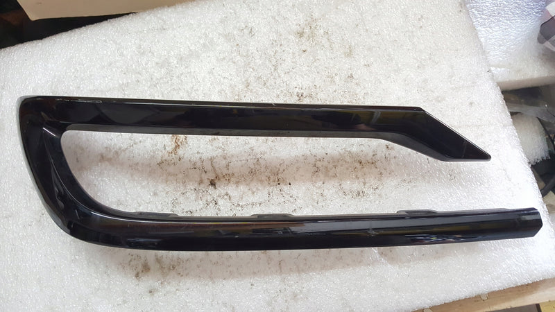 Listwa atrapa zderzaka tylnego prawa strona AUDI Q7 4M0853332 demontaż