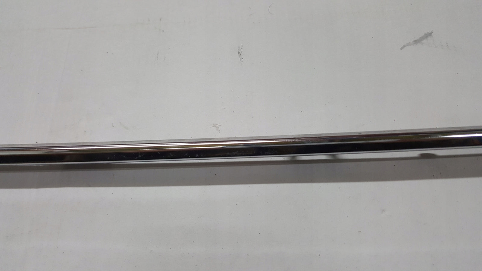 Listwa chrom zderzaka tylnego VW GOLF VII GOLF SPORTSVAN 5G6853333 demontaż